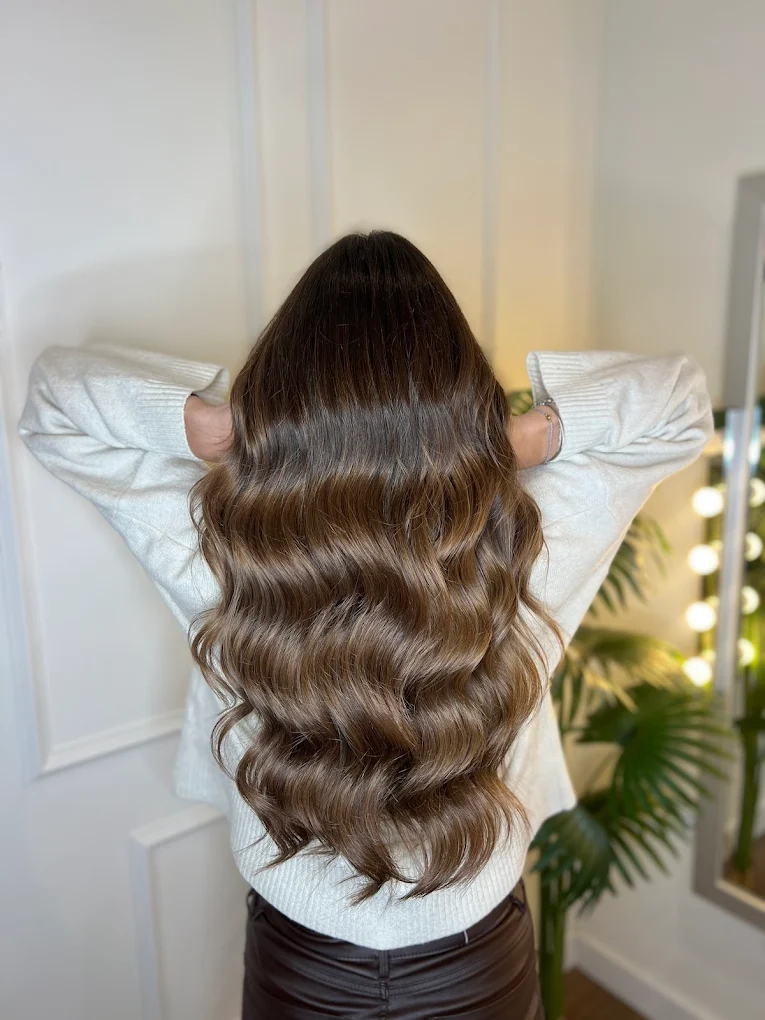 Melena oscura con ondas naturales — Sandra Segura