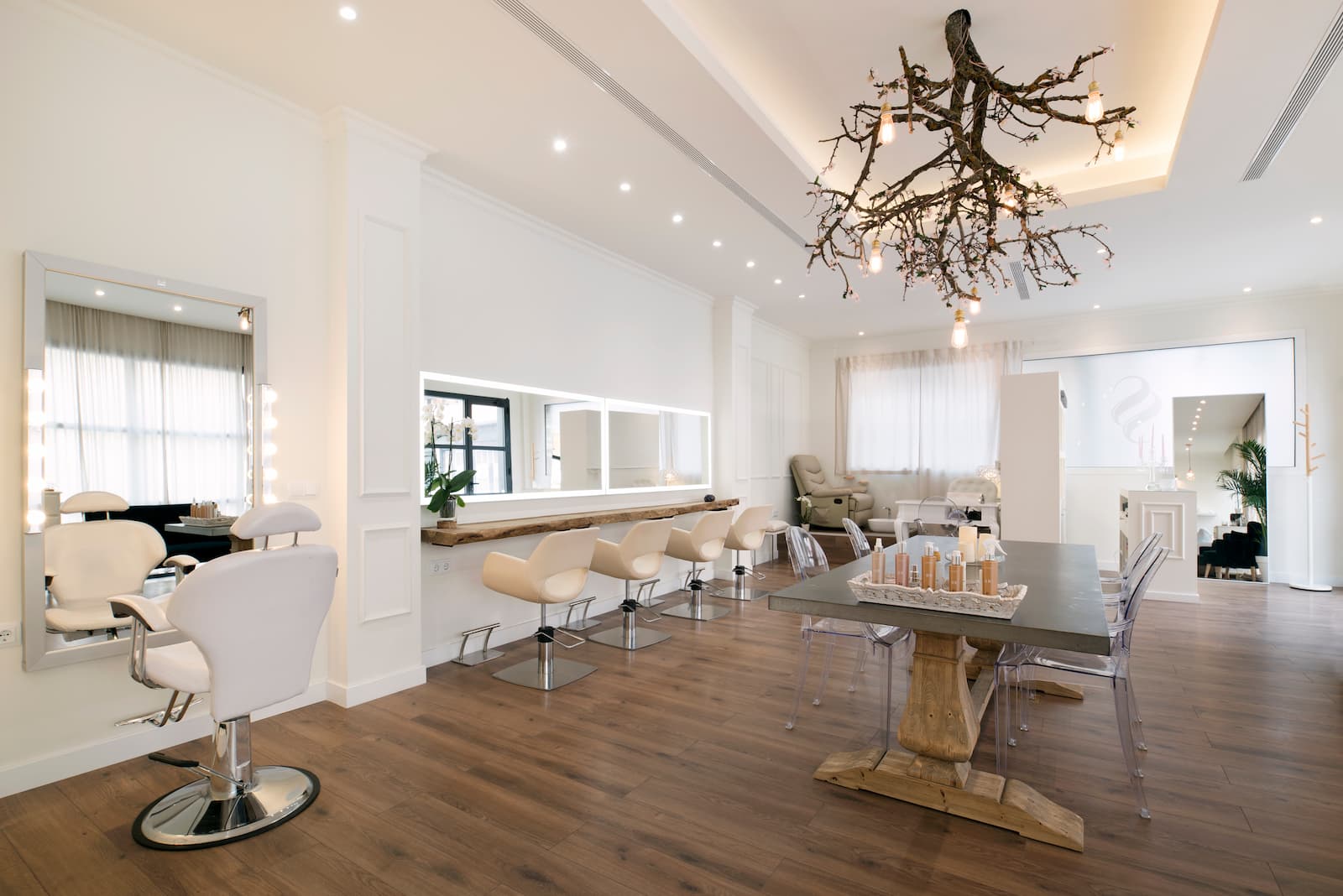 Interior del salón Sandra Segura Estilistas — espacio luminoso con la característica lámpara de ramas