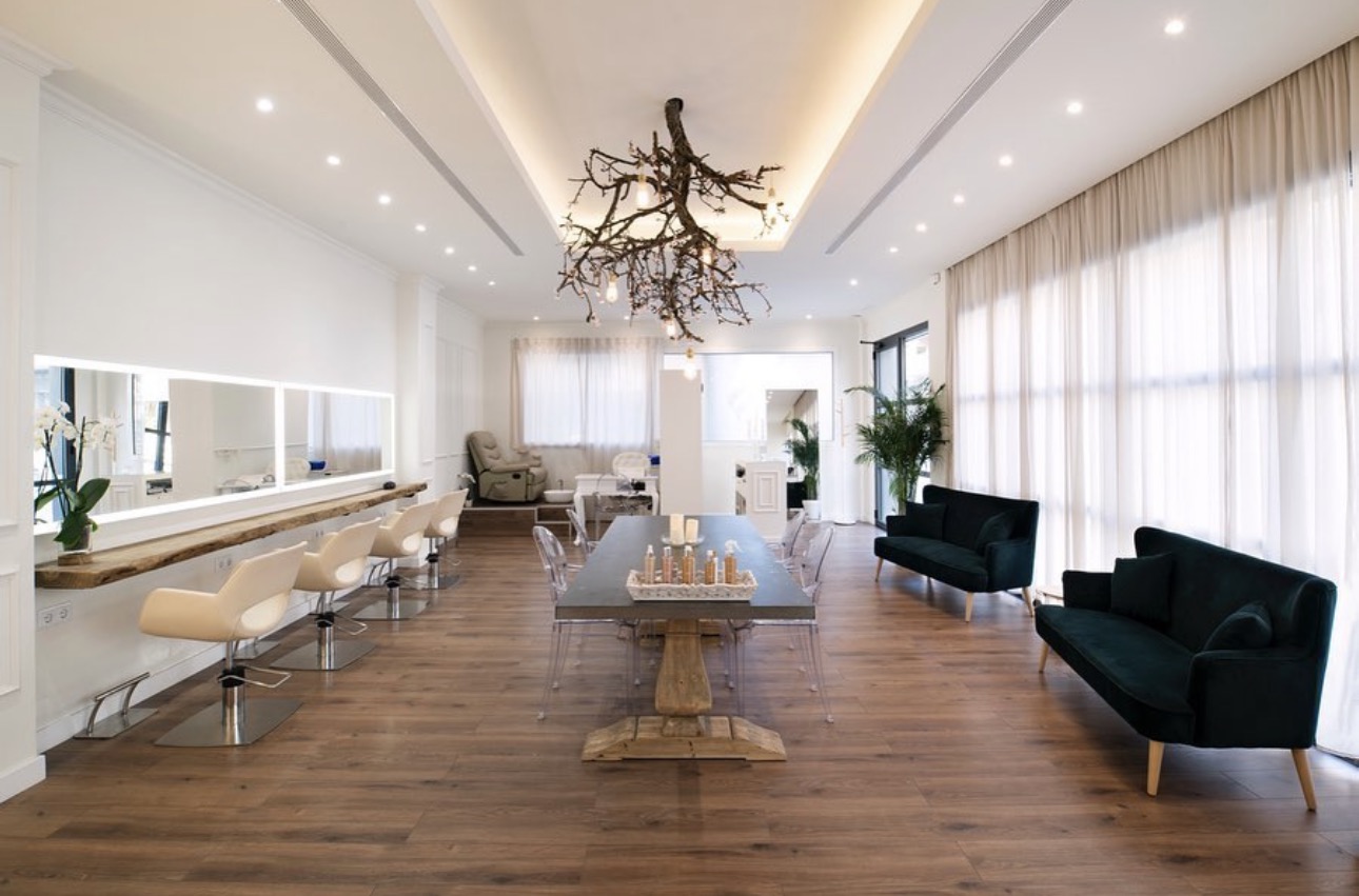 Salón Sandra Segura Estilistas — espacio amplio y luminoso en Castelldefels